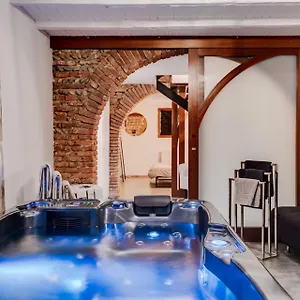 https://spacieux-90m2-jacuzzi-standingbien-etre.midi-pyreneeshotels.com